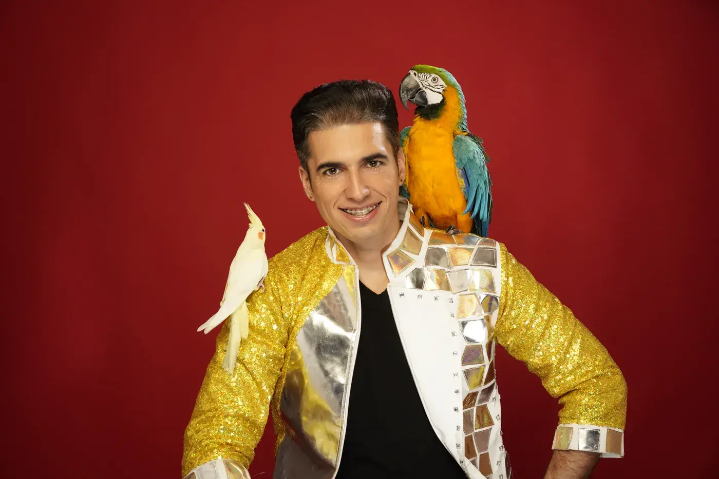 Retrato con la chaqueta dorada