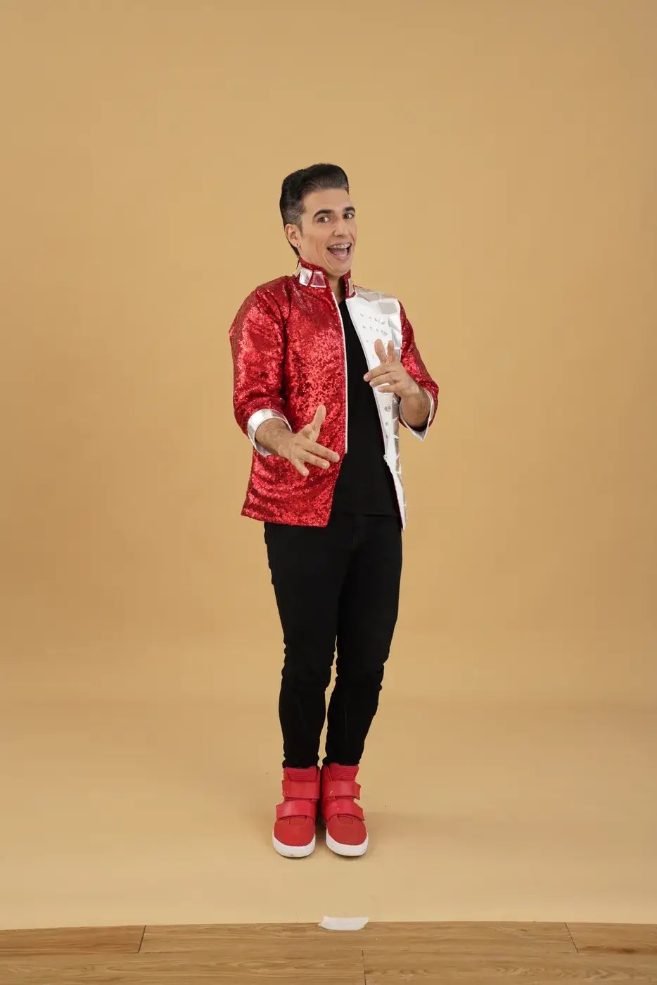El Mago Gody con su chaqueta roja de lentejuelas