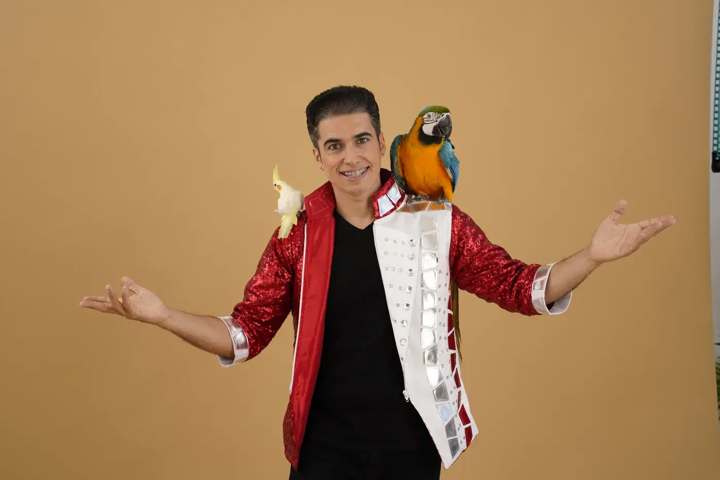 El Mago Gody con el guacamayo y la cacatúa