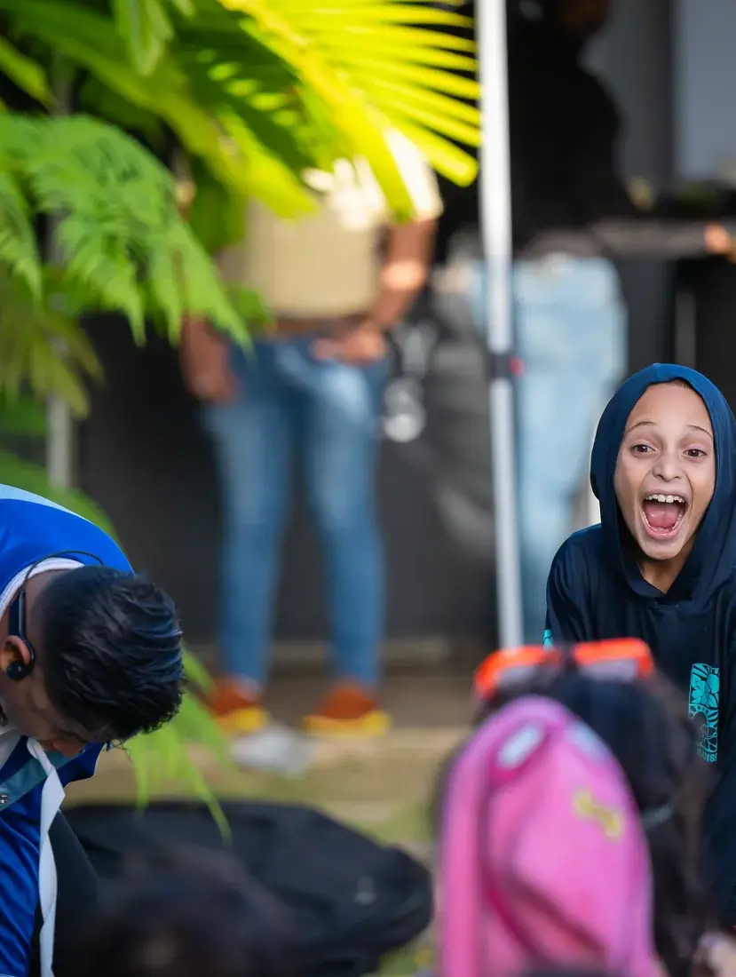 Niños riendo durante la animación