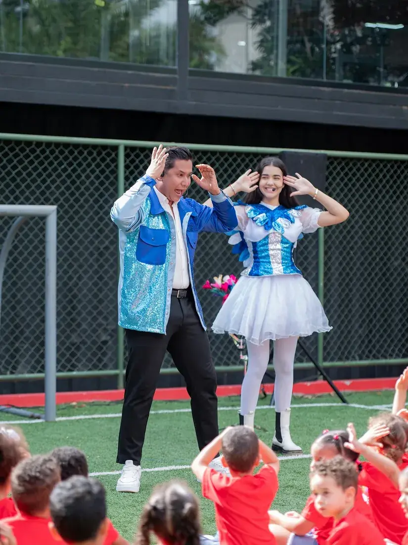 Bailarinas de la hora loca de Happy Time en plena presentación