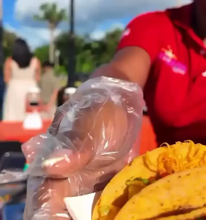 Mini tacos servidos en el evento