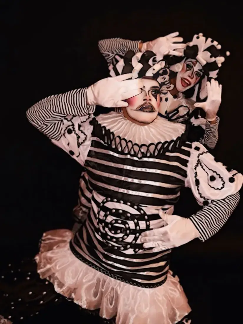 Parte del vestuario artístico de Happy Time