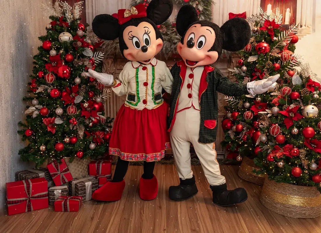 Mickey y Minnie con vestuario de Navidad