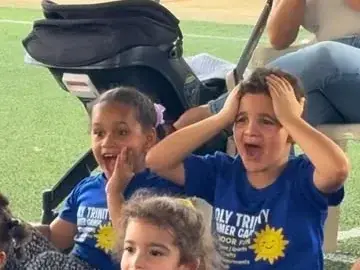 Animadora de Happy Time jugando con los niños en una fiesta