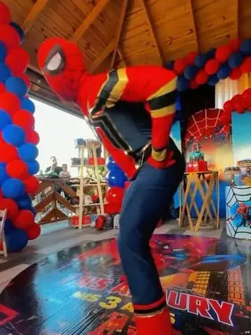 Botarga de superhéroe en una fiesta