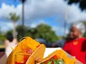 Área de snacks de Happy Time con tacos recién servidos